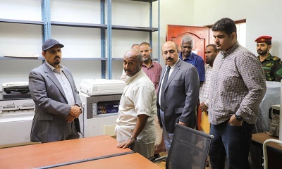 المحافظ بن ماضي يُشيد بالدور الوطني لكوادر تربية حضرموت ونجاح المطبعة السرية في إنجاز اختبارات الشهادة العامة لـ 7 محافظات