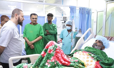 الأمين العام لمحلي حضرموت يطمئن على صحة الشاعر المعروف والنجم الرياضي عبدالله مقادح