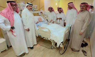 الشيخ عمر بن نطشان الصيعري وإخوانه يزورون الحكم صالح بن علي النهدي للاطمئنان على صحته
