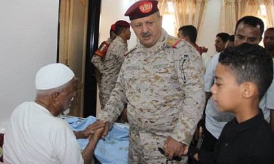 قائد المنطقة العسكرية الأولى يقدم واجب العزاء في وفاة العقيد القاضي محمد عاشور عمرون