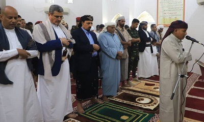 محافظ حضرموت يؤدّي صلاة عيد الفطر مع المصلين بمدينة المكلا