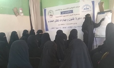 تدشين دورة تدريبية في فنون ومهارات نقش الحناء ببور ضمن الشراكة بين مركز النوابغ وجمعية البدر النسوية بور