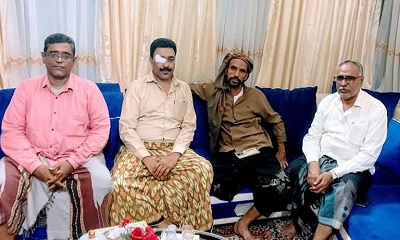 مدير تربية المكلا يزور الأستاذ لطفي سعيد الريدي في بيته للاطمئنان على صحته بعد إصابته بوعكة صحية