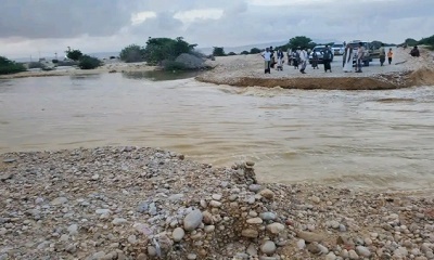 ساحل حضرموت : أمطار غزيرة وسيول تضرب عدد من مدن شرق ساحل حضرموت وتتسبب في قطع الطريق الدولي