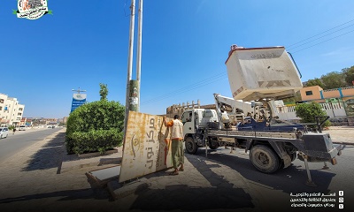 صندوق النظافة والتحسين بوادي حضرموت والصحراء ينفّذ حملة لإزالة اللوحات الإعلانية المخالفة والمنتهية التراخيص