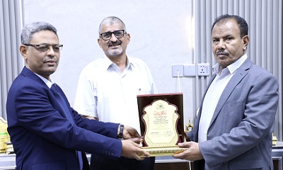 تكريم مدير ميناء الوديعة البري ومدير الجمارك تقديراً لجهودهم في تحصيل إيرادات صندوق النظافة والتحسين بوادي حضرموت