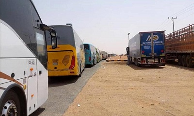 وسط مناشدات المسافرين للجهات المعنية بالتدخل.. ازدحام شديد في منفذ الوديعة