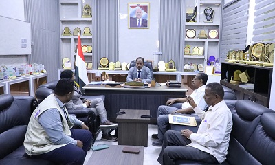 الوكيل العامري يطلع على مشروع تمكين المرأة اليمنية في الطاقة المتجددة بمديرية القطن