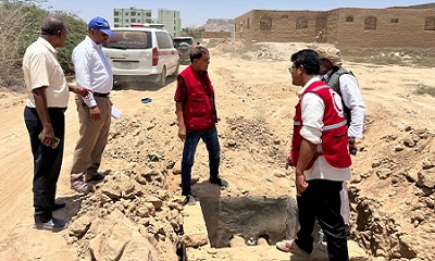 مدير عام المؤسسة المحلية للمياه بوادي حضرموت ورئيس جمعية الهلال الاحمر بحضرموت يتفقدان مشروع شبكة السحيل الغربي بمدينة سيئون