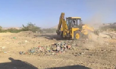 وحدة النظافة و التحسين بمديرية القطن تنفذ حملة تنظيف أرصفة الشوارع العامة بالمديرية