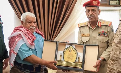 قائد المنطقة العسكرية الثانية يكرّم اللواء الركن عبدالرحيم عتيق بدرع الوفاء