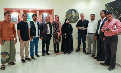 وفد من السفارة الهولندية يزور قاعة حضرموت للصور ويتسلم نسخًا من مطبوعات مكتب الثقافة