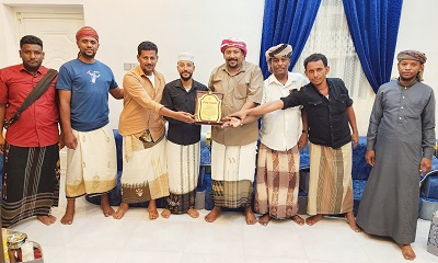 نقابة عمال وحدة النظافة والتحسين بمديرية سيؤن تمنح درع الوفاء للشيخ / شوقي سالم الدباء مدير وحدة النظافة والتحسين بالمديرية