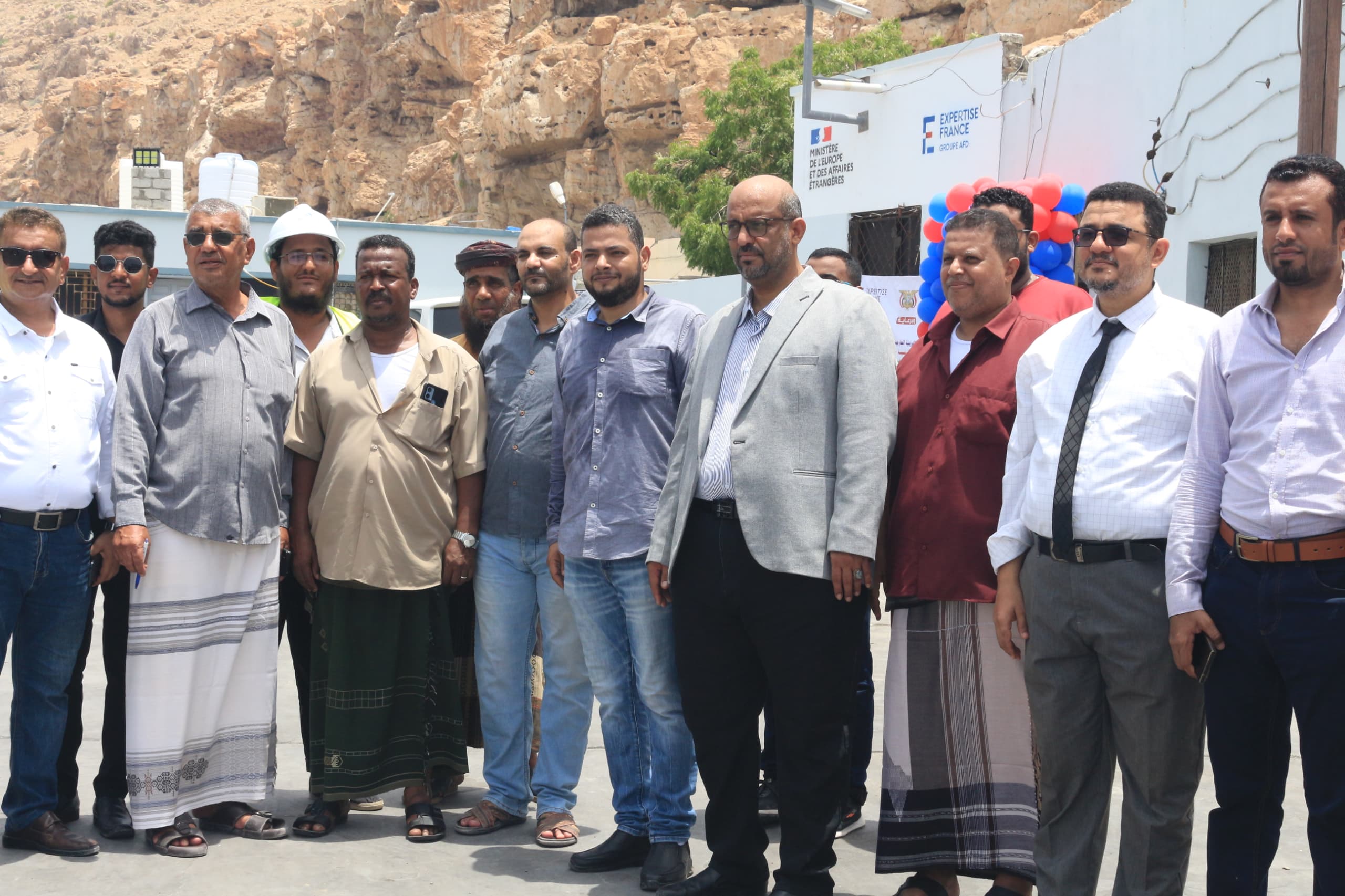 تدشين مشروع توفير وتركيب نظام الطاقة الشمسية لمركز الإنزال السمكي في المكلا