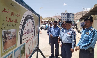 شرطة السير بوادي حضرموت تنظم معرضاً توعوياً في سوق سيئون العام وتواصل نزولها الميداني بتوزيع الملصقات التوعوية في المديريات