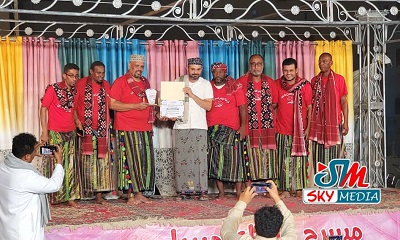 منتدى المرحوم بدوي زبير ممثلاً في رئيسه الفنان عمر الهدار يكرم الفرقه المسرحية المعروفه ب (فرقه البندر)