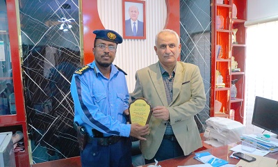 مدير عام سيئون يتسلم درع شكر وتقدير من شرطة السير بوادي وصحراء حضرموت بمناسبة اختتام أسبوع المرور العربي.