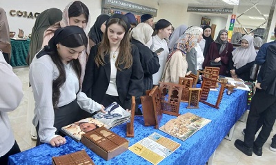 إقبال جماهيري ورسمي كبير على فعاليات أسبوع حضرموت في غروزني ومحاضرات معمّقة حول العمارة الطينية ورقمنة التراث