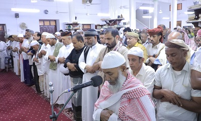 وكيل المحافظة يقدم واجب العزاء لقائد المنطقة العسكرية الأولى ويتقدّم مشيعي جنازة والدته بسيئون