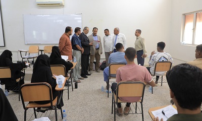 الوكيل العامري يطّلع على سير الامتحانات النهائية بكلية المجتمع بسيئون ويشيد بالجهود المبذولة في تطوير التخصصات التقنية