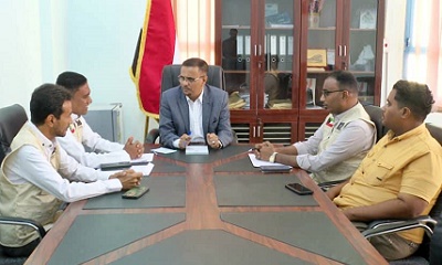 الأمين العام يعقد لقاءً بالمكلا لمناقشة سير الإجراءات القانونية لمشروع مدينة عبد العزيز الراشد الخيرية