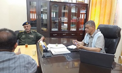 مدير عام مديرية غيل باوزير يؤكد أهمية التنسيق بين الجهات الحكومية والمبادرات الإغاثية