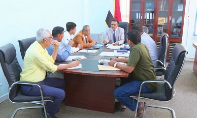 أمين عام محلي حضرموت يترأس اجتماعاً للجنة المناقصات بالمحافظة ويقر ترسية مشروع تسوير وتخديم الساحة العامة للمعهد الفني بالشحر