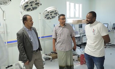 الوكيل العامري يطّلع على سير أعمال التأثيث وتركيب الأجهزة الطبية بمستشفى المدينة الخيري بتريس