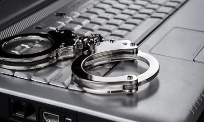 إدارة البحث الجنائي بوادي حضرموت تضبط شخصاً متورطاً في ابتزاز مواطن بنشر صور احد اقربائه