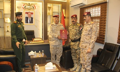 قائد المنطقة العسكرية الاولى يتسلم نسخة من بحث العقيد الركن قناف حسين مهاوش بعد تخرجه من كلية القيادة والأركان الملكية الأردنية