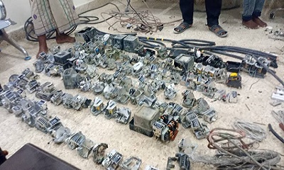 مركز شرطة فوة التابع لأمن مديرية المكلا يضبط شخص يقوم بسرقة كابلات محطات الكهرباء من أماكن متفرقة بمنطقة فوة وكذلك يضبط صاحب محل خردة