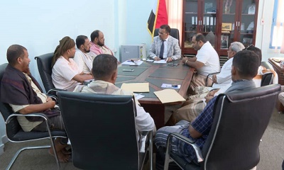 الأمين العام محلي حضرموت يبحث أوضاع مديرية الديس الشرقية ويؤكد اهتمام السلطة المحلية بتحسين الخدمات