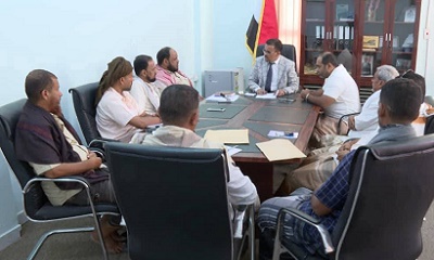 الأمين العام محلي حضرموت يبحث أوضاع مديرية الديس الشرقية ويؤكد اهتمام السلطة المحلية بتحسين الخدمات