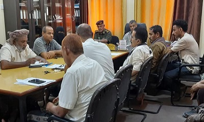 تنفيذي غيل باوزير يناقش تقارير عدد من المكاتب الخدمية بالمديرية