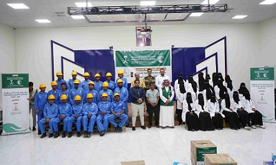 بتمويل من مركز الملك سلمان.. تسليم 120 حقيبة مهنية لدعم مشاريع الشباب في حضرموت