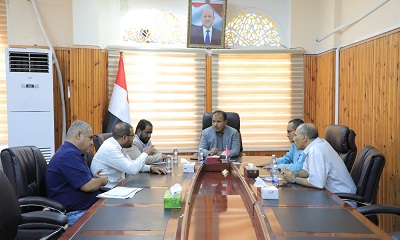 الوكيل العامري يترأس اجتماعًا لمناقشة آليات إدارة الموارد المائية وتعزيز الأمن الغذائي بوادي حضرموت