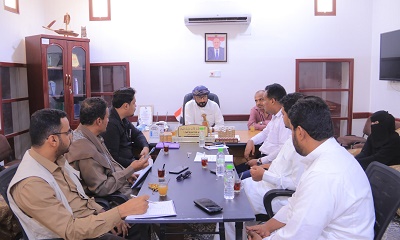 مدير عام شبام يلتقي فريق المسح الميداني لمؤسسة نهد التنموية لتقييم احتياجات المديرية في القطاعات الخدمية