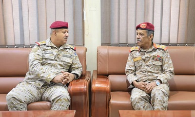 قائدي المنطقتين العسكريتين الأولى والثانية يبحثان تطورات الأوضاع الأمنية والعسكرية بمحافظة المهرة ويُقِران عدداً من الإجراءات العاجلة