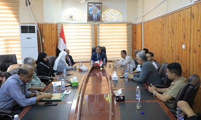 الوكيل العامري يطلع على إجراءات تنفيذ مشروع تعزيز الوعي الصحي لزيادة الطلب على التحصين في مديريتي تريم والقطن