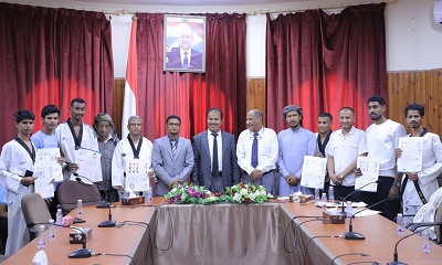 الوكيل العامري يقوم بتسليم شهادات مدربي كرة القدم المستوى سي والحزام الأسود للتايكواندوا