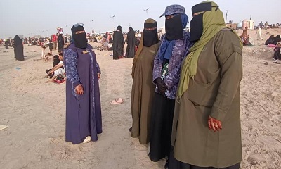 الشرطة النسائية تواصل انتشارها الميداني على سواحل المكلا خلال موسم البلدة