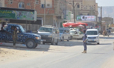 شرطة مديرية حورة ووادي العين تضبط متهماً بسرقة معدات من مدرسة الكفاح