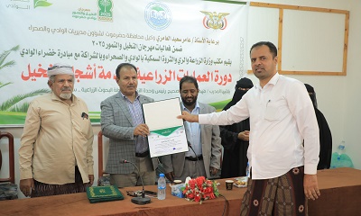 الوكيل العامري يختتم دورة تدريبية حول العمليات الزراعية لخدمة أشجار النخيل بوادي حضرموت