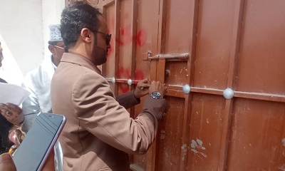 سيئون : حملة تفتيش مفاجئة تغلق محلات مخالفة وتتوعد المتلاعبين بالأسعار