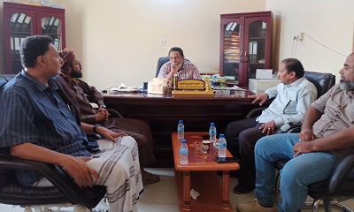 مدير عام مكتب الصناعة والتجارة يناقش مع رئيس اللجان المجتمعية آليات العمل المشترك في مراقبة أسعار السلع بالمكلا