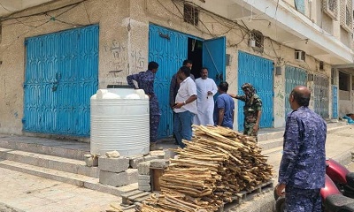 مكتب الصناعة والتجارة وهيئة المواصفات تضبطان مخالفين وتغلقان محال تجارية بالمكلا بمساندة الأجهزة الأمنية