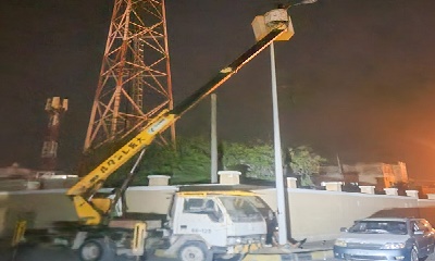 مكتب الأشغال العامة والطرق بالشحر يطلق حملة صيانة للإنارة ويكتشف أعمال تخريب وسرقة