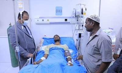 الوكيل العامري يزور الجريح حسين باسالم ويوجه بتقديم الرعاية اللآزمة له
