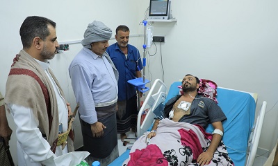 الوكيل العامري يزور الجريح حبراش التميمي بمستشفى تريم للاطمئنان على حالته الصحية ويوجه بتقديم العلاج اللازم له