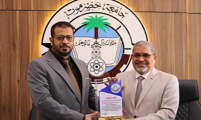 جامعة حضرموت تكرم الأستاذ علي حسن باشماخ المدير التنفيذي لمؤسسة صلة للتنمية